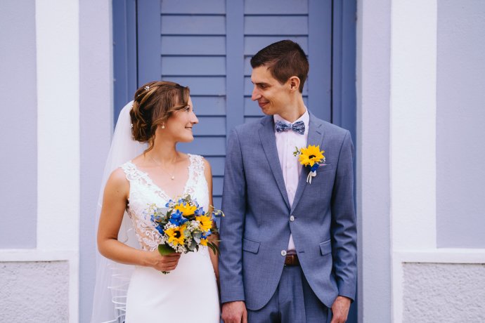 Brautpaarshooting vor blauer Tür