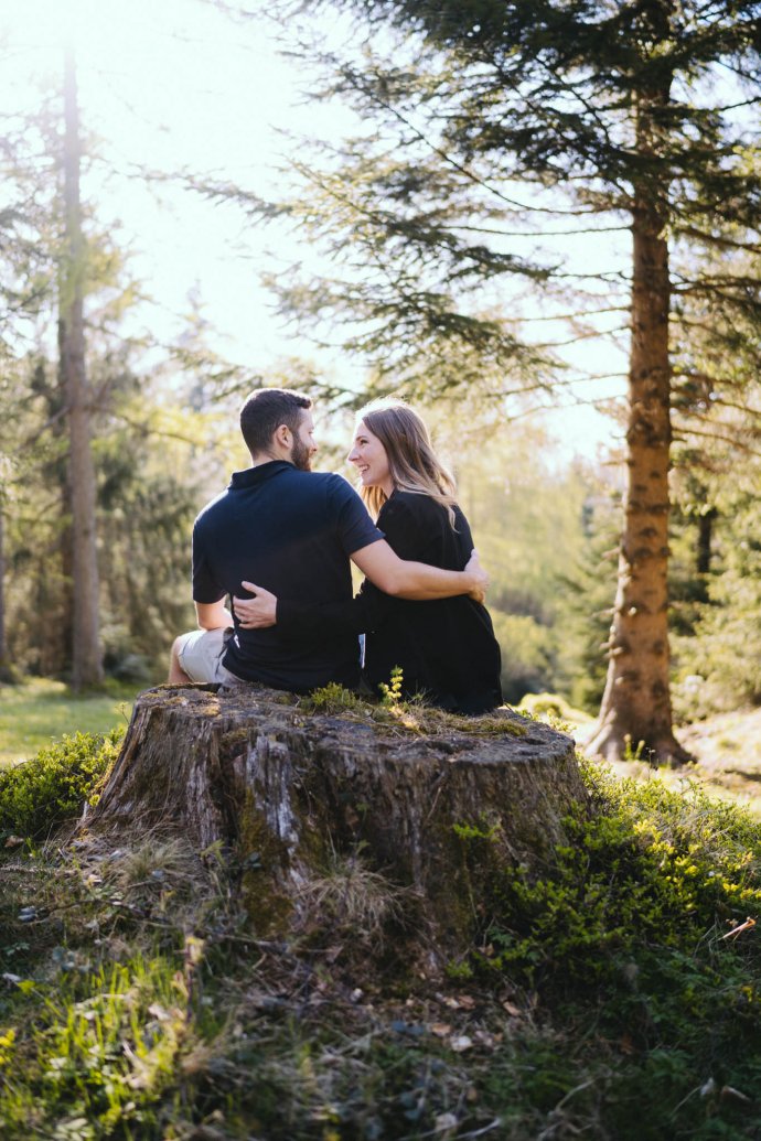 Paar sitzt auf Holzstamm - WEIL I DI MOOG Fotografie
