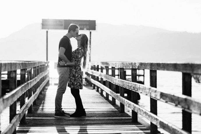 Paarfotografie auf Steg am Attersee